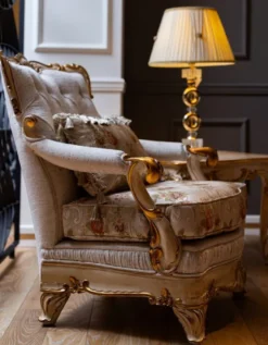 Casa Padrino Luxus Barock Sessel Weiß / Beige / Gold - Prunkvoller Wohnzimmer Sessel mit Blumenmuster - Barock Wohnzimmer Möbel
