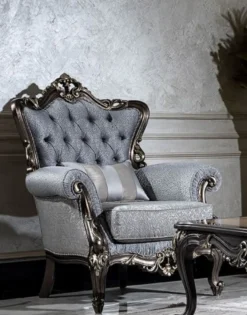 Casa Padrino Luxus Barock Sessel Hellblau / Grau / Dunkelgrau / Gold - Eleganter Wohnzimmer Sessel mit Muster und dekorativem Kissen - Barock Wohnzimmer Möbel