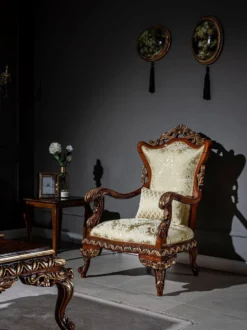 Casa Padrino Luxus Barock Sessel Gold / Braun / Bronze 82 x 72 x H. 123 cm - Wohnzimmer Sessel mit elegantem Muster und dekorativem Kissen - Edle Barock Möbel