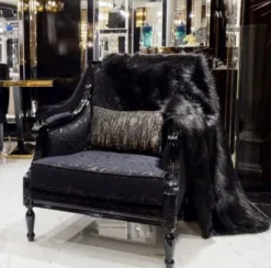 Casa Padrino Luxus Barock Sessel Lila / Schwarz - Prunkvoller Wohnzimmer Sessel mit elegantem Muster - Luxus Wohnzimmer Möbel im Barockstil - Barock Möbel - Barock Einrichtung