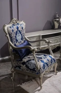 Casa Padrino Luxus Barock Sessel Blau / Silber 75 x 70 x H. 117 cm - Wohnzimmer Sessel mit elegantem Muster und dekorativem Kissen - Barock Möbel