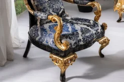 Casa Padrino Luxus Barock Sessel Blau / Schwarz / Gold - Prunkvoller Wohnzimmer Sessel - Barockstil Wohnzimmer Möbel - Luxus Möbel im Barockstil - Barock Einrichtung - Wohnzimmer Einrichtung