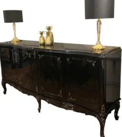 Casa Padrino Luxus Barock Sideboard Schwarz / Antik Gold 226 x 57 x H. 103 cm - Edler Wohnzimmer Schrank mit 4 Türen und Glasplatte - Hochwertige Wohnzimmer Möbel im Barockstil