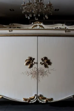 Casa Padrino Luxus Barock Sideboard Cremefarben / Weiß / Gold - Prunkvoller Massivholz Schrank mit 4 Türen und Schublade - Barock Möbel