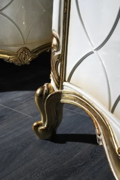 Casa Padrino Luxus Barock Sideboard Weiß / Antik Gold - Prunkvoller Massivholz Schrank mit 4 Türen und 2 Schubladen - Barock Möbel