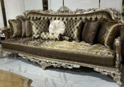 Casa Padrino Luxus Barock Sofa Gold / Silber - Prunkvolles Wohnzimmer Sofa mit dekorativen Kissen - Barock Wohnzimmer Möbel - Edel & Prunkvoll