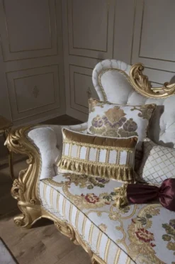 Casa Padrino Luxus Barock Sofa Weiß / Gold 248 x 108 x H. 122 cm - Wohnzimmer Sofa mit elegantem Muster und dekorativen Kissen - Prunkvolle Barock Möbel