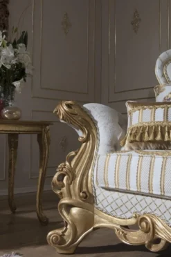 Casa Padrino Luxus Barock Sofa Weiß / Gold 248 x 108 x H. 122 cm - Wohnzimmer Sofa mit elegantem Muster und dekorativen Kissen - Prunkvolle Barock Möbel