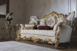 Casa Padrino Luxus Barock Sofa Weiß / Gold 248 x 108 x H. 122 cm - Wohnzimmer Sofa mit elegantem Muster und dekorativen Kissen - Prunkvolle Barock Möbel