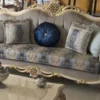 Casa Padrino Luxus Barock Sofa Grau / Blau / Weiß / Gold 222 x 82 x H. 120 cm - Prunkvolles Massivholz Wohnzimmer Sofa mit elegantem Muster und dekorativen Kissen - Barock Wohnzimmer Möbel
