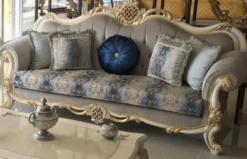Casa Padrino Luxus Barock Sofa Grau / Blau / Weiß / Gold 222 x 82 x H. 120 cm - Prunkvolles Massivholz Wohnzimmer Sofa mit elegantem Muster und dekorativen Kissen - Barock Wohnzimmer Möbel