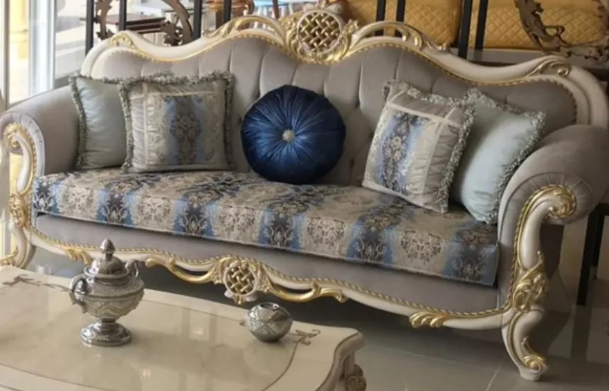 Casa Padrino Luxus Barock Sofa Grau / Blau / Weiß / Gold 222 x 82 x H. 120 cm - Prunkvolles Massivholz Wohnzimmer Sofa mit elegantem Muster und dekorativen Kissen - Barock Wohnzimmer Möbel