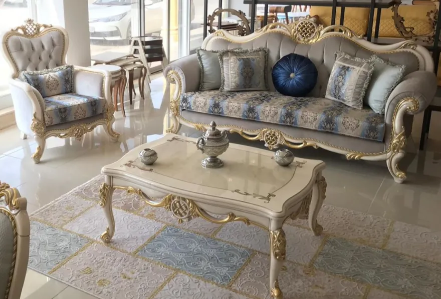 Casa Padrino Luxus Barock Sofa Grau / Blau / Weiß / Gold 222 x 82 x H. 120 cm - Prunkvolles Massivholz Wohnzimmer Sofa mit elegantem Muster und dekorativen Kissen - Barock Wohnzimmer Möbel