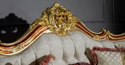 Casa Padrino Luxus Barock Sofa Grau / Rot / Gold 270 x 105 x H. 128 cm - Wohnzimmer Sofa mit dekorativen Kissen - Edel & Prunkvoll