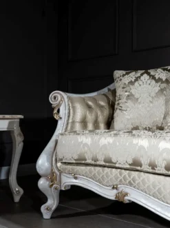 Casa Padrino Luxus Barock Sofa Gold / Antik Weiß / Gold 250 x 90 x H. 112 cm - Wohnzimmer Sofa mit elegantem Muster und dekorativen Kissen - Barock Wohnzimmer Möbel