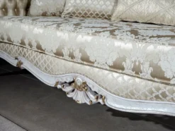 Casa Padrino Luxus Barock Sofa Gold / Antik Weiß / Gold 250 x 90 x H. 112 cm - Wohnzimmer Sofa mit elegantem Muster und dekorativen Kissen - Barock Wohnzimmer Möbel