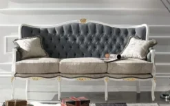 Casa Padrino Luxus Barock Sofa Grau / Hellgrau / Weiß / Gold - Edles Wohnzimmer Sofa mit elegantem Muster und 2 dekorativen Kissen - Barock Möbel - Luxus Qualität - Made in Italy