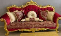 Casa Padrino Luxus Barock Sofa Bordeauxrot / Mehrfarbig / Gold - Prunkvolles Wohnzimmer Sofa mit elegantem Muster und Glitzersteinen - Wohnzimmer Möbel - Barock Möbel - Edel & Prunkvoll
