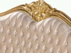Casa Padrino Luxus Barock Sofa Beige / Gold - Prunkvolles Wohnzimmer Sofa mit Muster - Barock Wohnzimmer Möbel - Edel & Prunkvoll