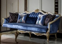 Casa Padrino Luxus Barock Sofa Blau / Silber / Gold - Handgefertigtes Wohnzimmer Sofa mit dekorativen Kissen - Barock Wohnzimmer Möbel