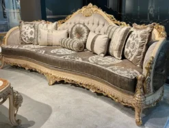 Casa Padrino Luxus Barock Sofa Grau / Braun / Naturfarben / Gold - Handgefertigtes Wohnzimmer Sofa mit elegantem Muster und dekorativen Kissen - Prunkvolle Wohnzimmer Möbel im Barockstil