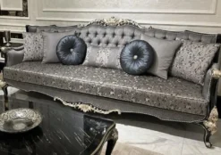 Casa Padrino Luxus Barock Sofa Silber / Schwarz / Silber - Handgefertigtes Wohnzimmer Sofa mit elegantem Muster und dekorativen Kissen - Wohnzimmer Möbel im Barockstil