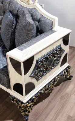 Casa Padrino Luxus Barock Sofa Blau / Weiß / Schwarz / Gold - Barockstil Wohnzimmer Sofa mit elegantem Muster - Luxus Wohnzimmer Möbel im Barockstil - Barock Möbel - Barock Einrichtung