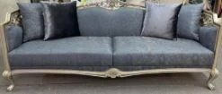 Casa Padrino Luxus Barock Sofa Blau / Silber / Gold - Prunkvolles Wohnzimmer Sofa - Barockstil Wohnzimmer Möbel - Barock Einrichtung - Luxus Möbel im Barockstil - Edel & Prunkvoll