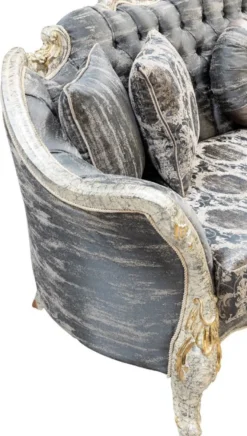 Casa Padrino Luxus Barock Sofa Grau / Antik Weiß / Gold - Barockstil Wohnzimmer Sofa mit elegantem Muster - Luxus Wohnzimmer Möbel im Barockstil - Barock Möbel - Barock Einrichtung