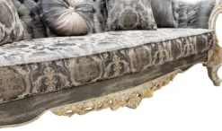 Casa Padrino Luxus Barock Sofa Grau / Antik Weiß / Gold - Barockstil Wohnzimmer Sofa mit elegantem Muster - Luxus Wohnzimmer Möbel im Barockstil - Barock Möbel - Barock Einrichtung