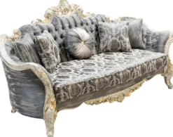 Casa Padrino Luxus Barock Sofa Grau / Antik Weiß / Gold - Barockstil Wohnzimmer Sofa mit elegantem Muster - Luxus Wohnzimmer Möbel im Barockstil - Barock Möbel - Barock Einrichtung