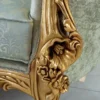 Casa Padrino Luxus Barock Sofa Grün / Gold 250 x 100 x H. 125 cm - Handgefertigtes Wohnzimmer Sofa mit elegantem Muster - Barock Wohnzimmer Möbel - Edel & Prunkvoll