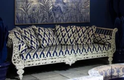 Casa Padrino Luxus Barock Sofa Weiß / Blau / Gold 212 x 87 x H. 77 cm - Handgeschmiedetes Schmiedeeisen Sofa mit Kissen - Wohnzimmer Sofa - Garten Sofa - Terrassen Sofa - Barock Möbel