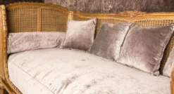 Casa Padrino Luxus Barock Sofa mit Kissen Braun / Taupe 187 x 89 x H. 103 cm - Handgefertigtes Sofa im Antik Stil - Wohnzimmer Möbel