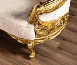 Casa Padrino Luxus Barock Sofa Cremefarben / Gold - Prunkvolles Wohnzimmer Sofa mit Muster - Barock Wohnzimmer Möbel - Edel & Prunkvoll
