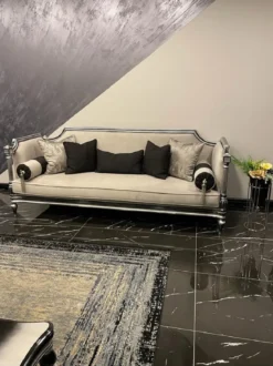 Casa Padrino Luxus Barock Sofa Cremefarben / Silber / Schwarz - Handgefertigtes Wohnzimmer Sofa im Barockstil - Barock Wohnzimmer Möbel