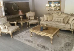 Casa Padrino Luxus Barock Sofa Gold / Antik Gold - Prunkvolles Wohnzimmer Sofa mit elegantem Muster - Barock Wohnzimmer Möbel