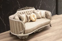 Casa Padrino Luxus Barock Sofa Beige / Cremefarben / Braun / Gold - Prunkvolles Wohnzimmer Sofa mit elegantem Muster - Barock Wohnzimmer Möbel