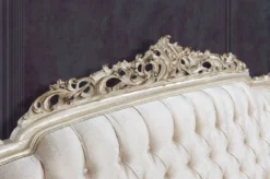 Casa Padrino Luxus Barock Sofa Cremefarben / Beige / Antik Gold - Prunkvolles Wohnzimmer Sofa mit elegantem Muster - Barock Wohnzimmer Möbel