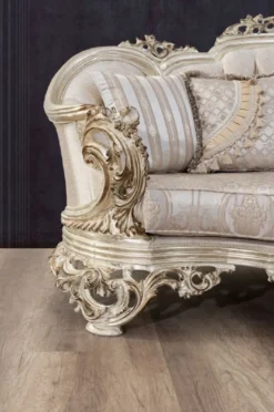 Casa Padrino Luxus Barock Sofa Cremefarben / Beige / Antik Gold - Prunkvolles Wohnzimmer Sofa mit elegantem Muster - Barock Wohnzimmer Möbel