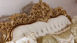 Casa Padrino Luxus Barock Sofa Weiß / Mehrfarbig / Braun / Gold - Prunkvolles Wohnzimmer Sofa mit elegantem Muster - Barock Wohnzimmer & Hotel Möbel - Edel & Prunkvoll