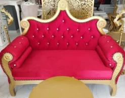 Casa Padrino Luxus Barock Sofa Rot / Gold - Handgefertigtes Massivholz Wohnzimmer Sofa mit edlem Samtstoff und Glitzersteinen - Barock Möbel - Edel & Prunkvoll