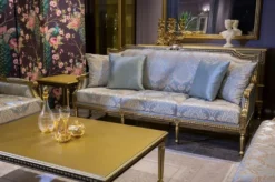 Casa Padrino Luxus Barock Sofa Hellblau / Gold 206 x 72 x H. 103 cm - Wohnzimmer Sofa mit elegantem Muster und dekorativen Kissen - Barock Wohnzimmer Möbel