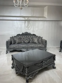 Casa Padrino Luxus Barock Sofa Grau / Silber - Prunkvolles Wohnzimmer Sofa - Barockstil Wohnzimmer Möbel - Luxus Möbel im Barockstil - Barock Einrichtung - Edel & Prunkvoll