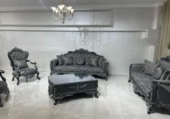 Casa Padrino Luxus Barock Sofa Grau / Silber - Prunkvolles Wohnzimmer Sofa - Barockstil Wohnzimmer Möbel - Luxus Möbel im Barockstil - Barock Einrichtung - Edel & Prunkvoll
