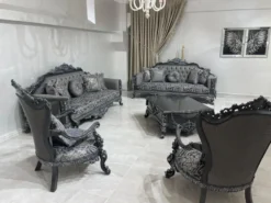 Casa Padrino Luxus Barock Sofa Grau / Silber - Prunkvolles Wohnzimmer Sofa - Barockstil Wohnzimmer Möbel - Luxus Möbel im Barockstil - Barock Einrichtung - Edel & Prunkvoll
