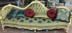 Casa Padrino Luxus Barock Sofa Grün / Gold 300 x 90 x H. 119 cm - Prunkvolles Wohnzimmer Sofa mit elegantem Muster - Barock Möbel
