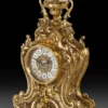 Casa Padrino Luxus Barock Tischuhr Gold 26 x H. 47 cm - Handgefertigte Bronze Uhr im Barockstil - Barock Schreibtischuhr - Barock Schreibtisch Deko - Barock Deko Accessoires - Barockstil Uhren