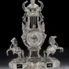 Casa Padrino Luxus Barock Tischuhr Silber / Schwarz 43 x H. 54 cm - Handgefertigte Bronze Uhr im Barockstil - Barock Schreibtischuhr - Barock Schreibtisch Deko - Barock Deko Accessoires