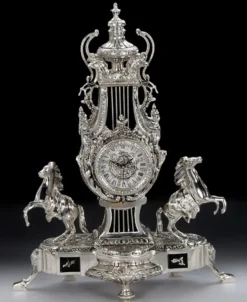 Casa Padrino Luxus Barock Tischuhr Silber / Schwarz 43 x H. 54 cm - Handgefertigte Bronze Uhr im Barockstil - Barock Schreibtischuhr - Barock Schreibtisch Deko - Barock Deko Accessoires